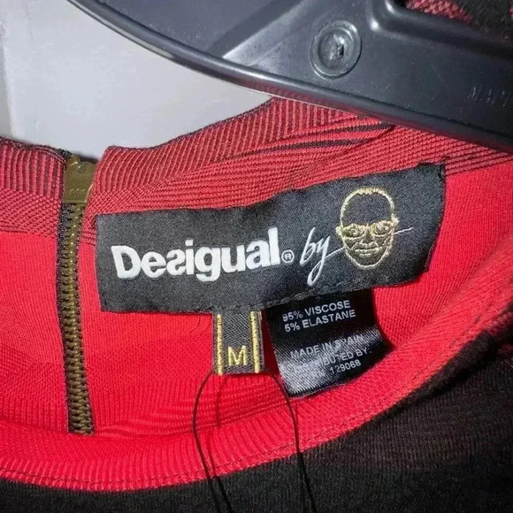 Desigual black & red form fitted dress. Zip up back logo at waistline size m - Picture 3 of 10